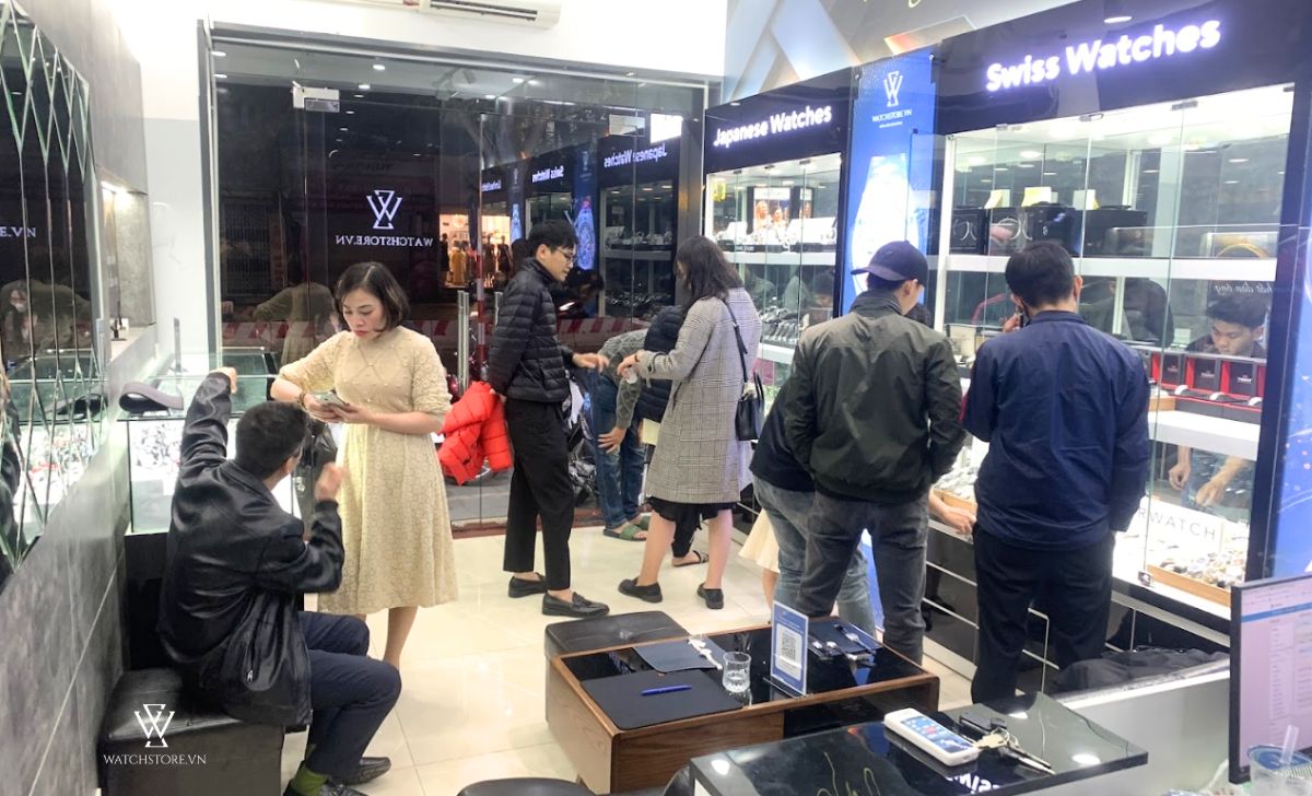 khách hàng tại WatchStore Trần Đăng Ninh