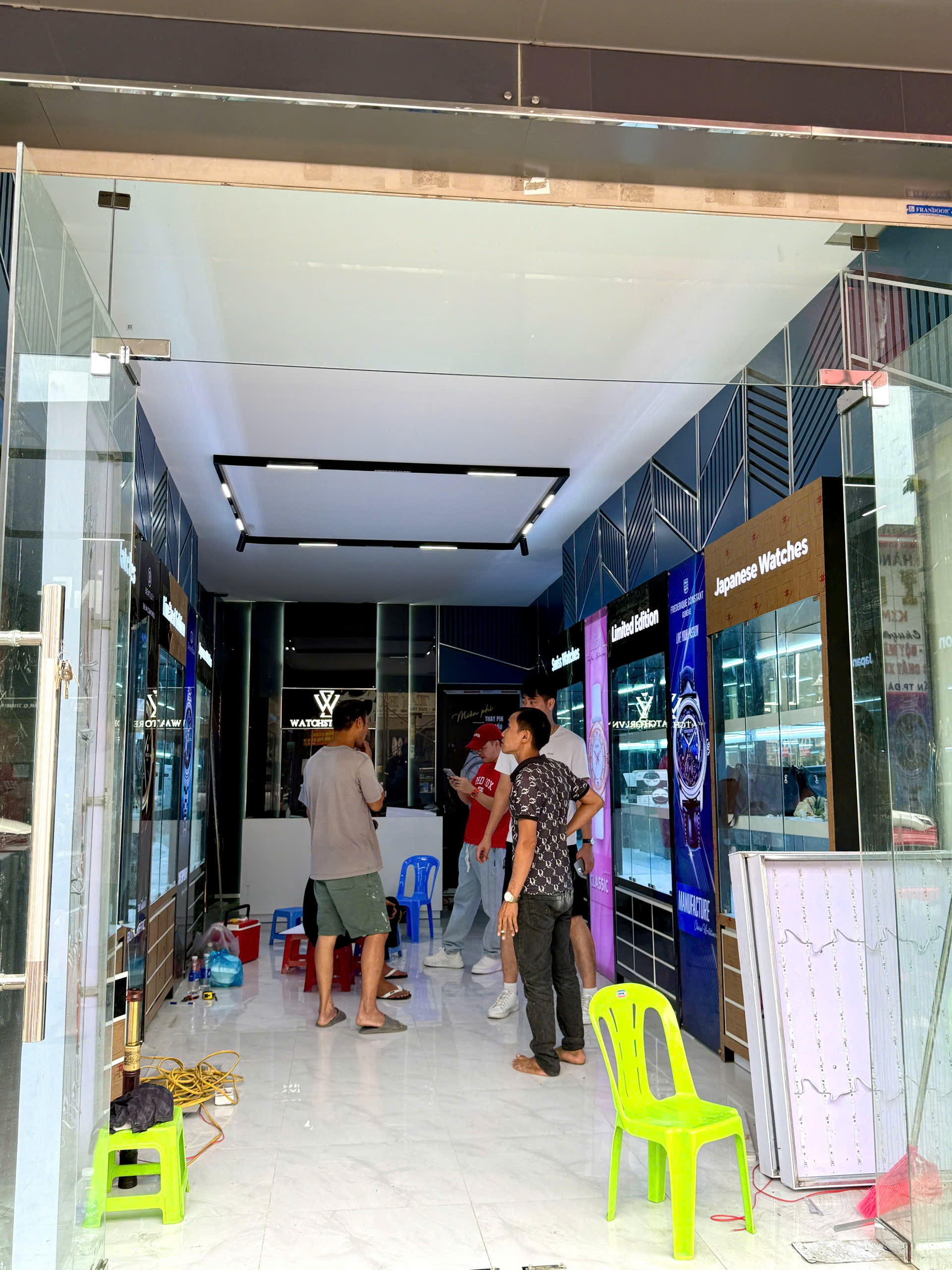thi công trong cửa hàng WatchStore Đà Nẵng
